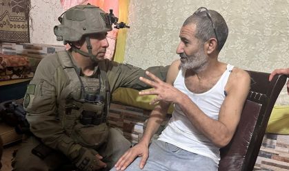 Kaid Farhan Al-Qadi e o comandante da Divisão 162 do Exército de Israel, Brigadeiro General Itzik Cohen, momentos após resgate