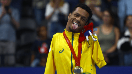 Gabriel Araújo, o Gabrielzinho, venceu a prova dos 50m costas na natação