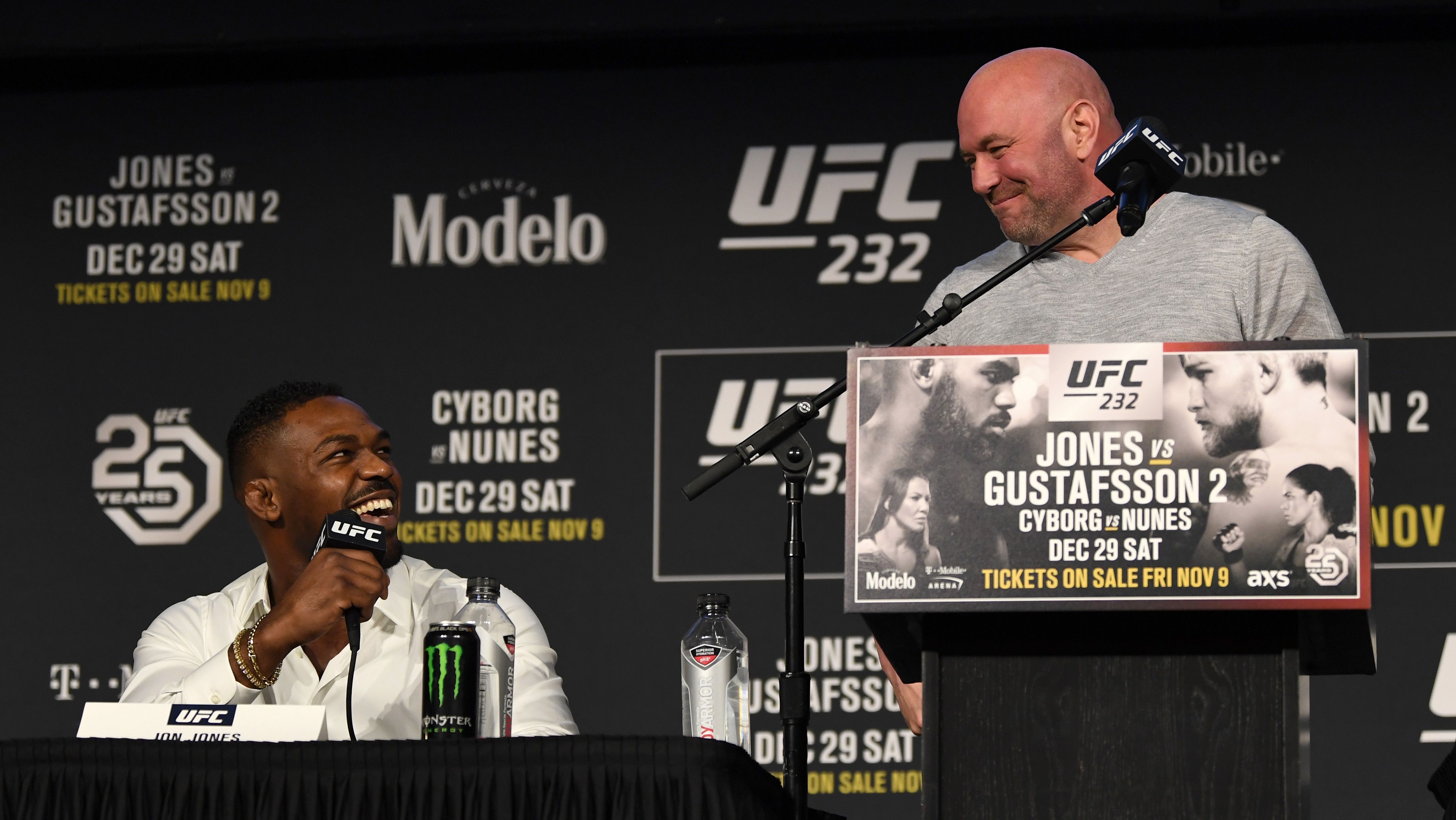 Jon Jones e Dana White durante coletiva de imprensa do UFC 232