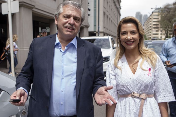 Alberto Fernandez e sua parceira Fabiola Yañez são vistos na rua após votar durante as eleições presidenciais na Argentina em 27 de outubro de 2019 em Buenos Aires, na Argentina / Ricardo Ceppi/Getty Images