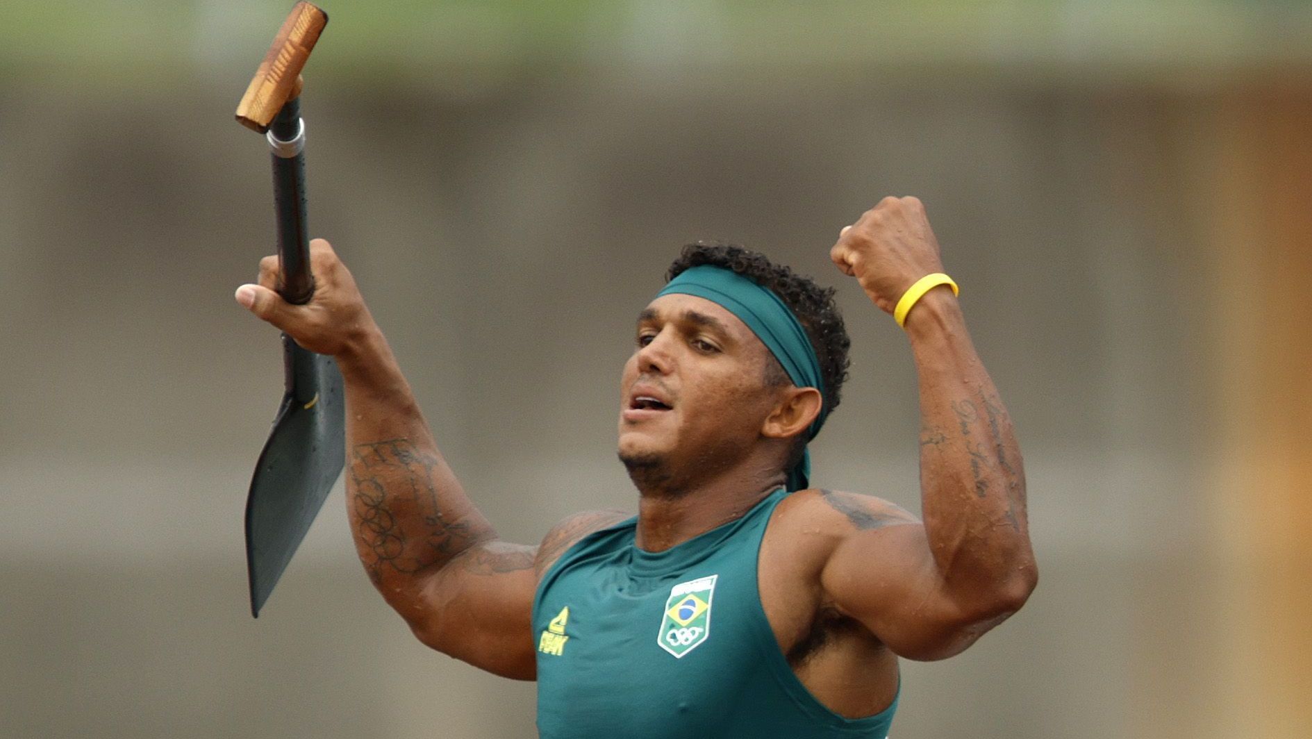 Isaquias Queiroz após ganhar medalha de ouro