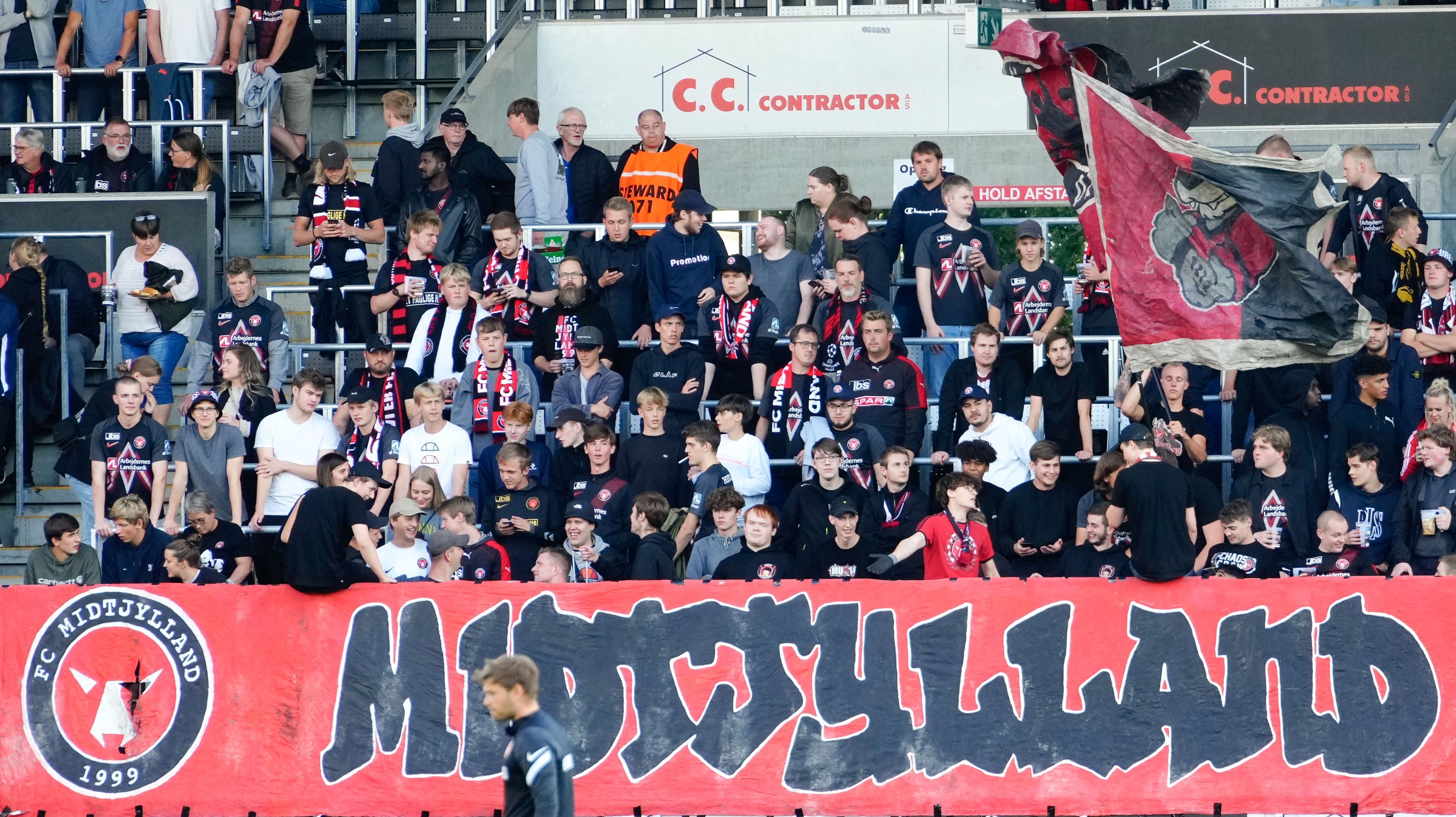 Torcedores do Midtjylland em jogo da equipe MCH Arena