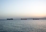 Navio com 150 mil toneladas de petróleo bruto representa “risco ambiental” após ataque