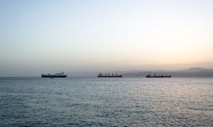 Navio com 150 mil toneladas de petróleo bruto representa “risco ambiental” após ataque