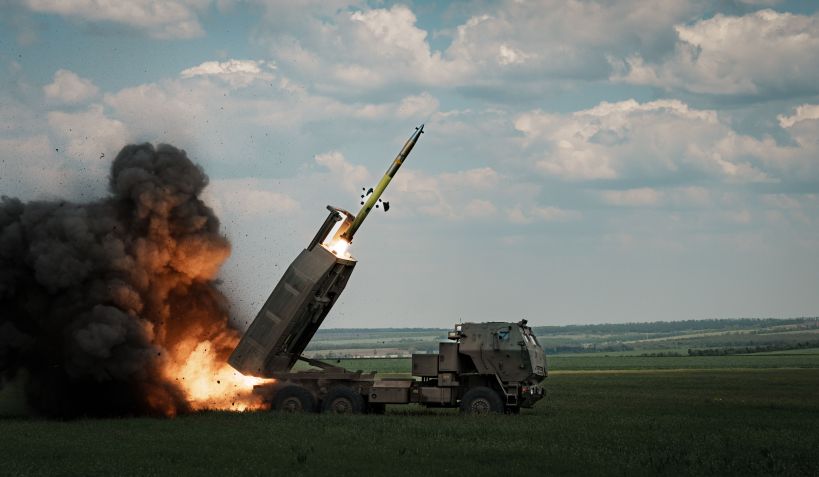 Um M142 HIMARS lança um foguete na direção de Bakhmut em 18 de maio de 2023 em Donetsk Oblast, na Ucrânia / Serhii Mykhalchuk/Global Images Ukraine via Getty Images