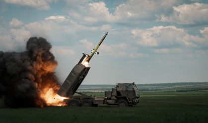 Um M142 HIMARS lança um foguete na direção de Bakhmut em 18 de maio de 2023 em Donetsk Oblast, na Ucrânia