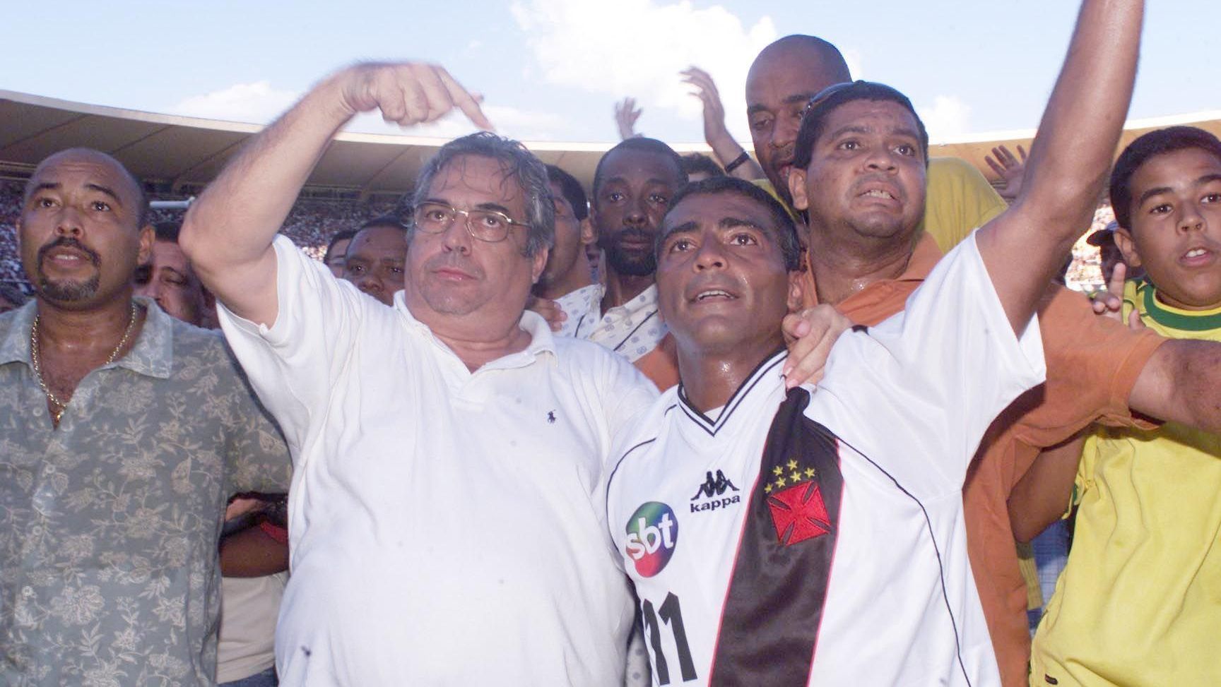 Eurico Miranda e Romário comemoram o título da João Havelange em 2000