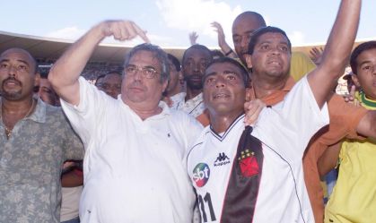 Eurico Miranda e Romário comemoram o título da João Havelange em 2000