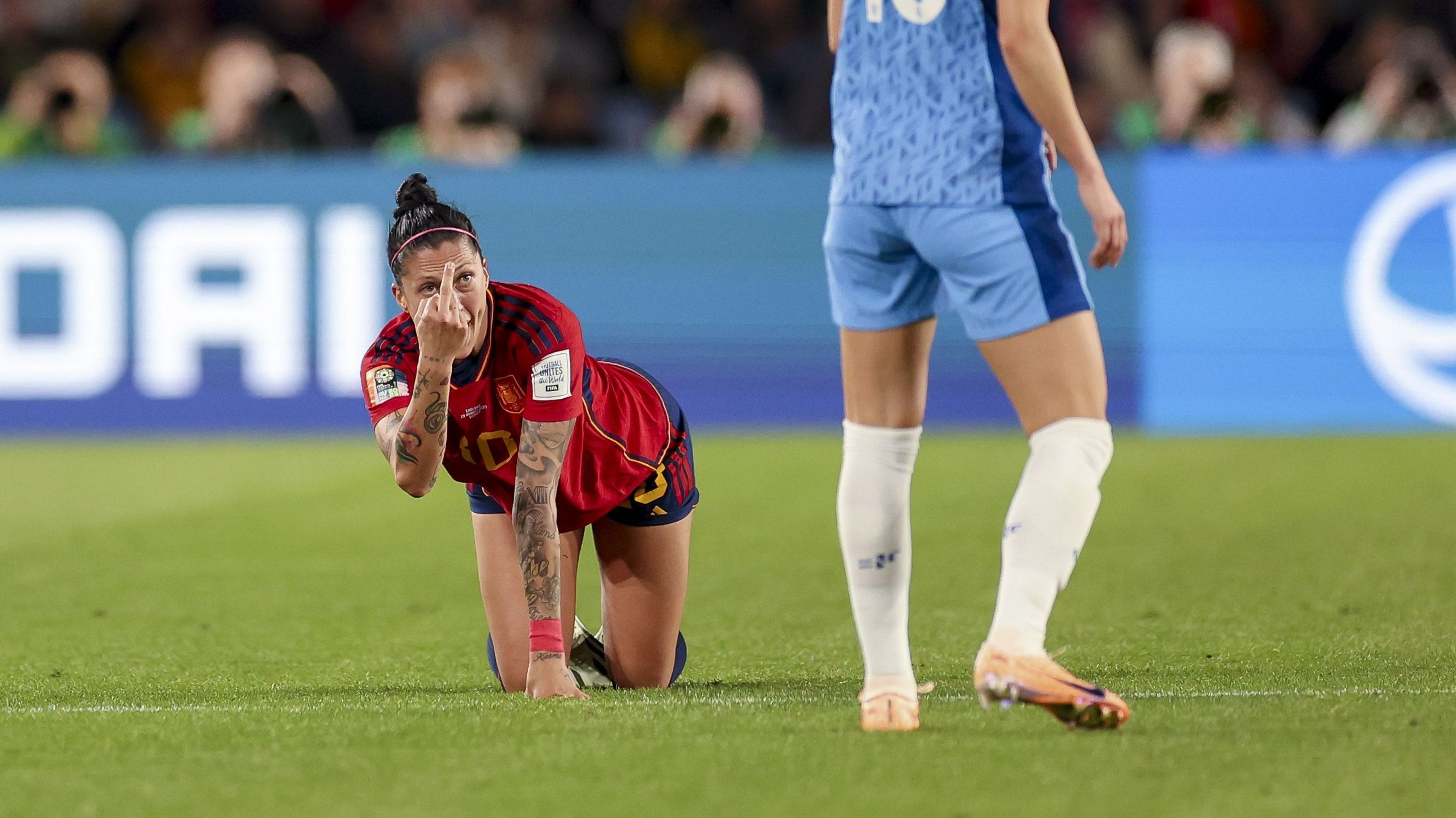 Jenni Hermoso faz gesto com o dedo médio para jogadora da Inglaterra na final da Copa do Mundo Feminina de 2023