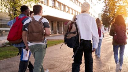 Estudantes no primeiro dia de aula