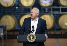 O governador de Minnesota, Tim Walz, fala sobre o financiamento para a ponte I-535 Blatnik antes de uma visita dos EUA Presidente Joe Biden na Earth Rider Brewery em 25 de janeiro de 2024 em Superior, Wisconsin.