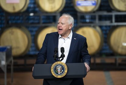 O governador de Minnesota, Tim Walz, fala sobre o financiamento para a ponte I-535 Blatnik antes de uma visita dos EUA Presidente Joe Biden na Earth Rider Brewery em 25 de janeiro de 2024 em Superior, Wisconsin.