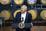 Veja histórico de políticas públicas de Tim Walz, vice de Kamala Harris