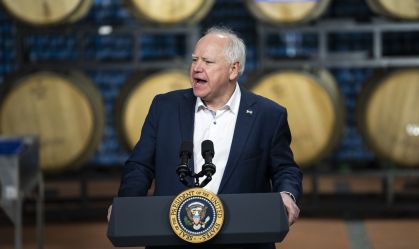 Veja histórico de políticas públicas de Tim Walz, vice de Kamala Harris