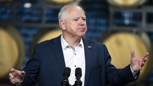 O governador de Minnesota, Tim Walz, fala sobre o financiamento para a ponte I-535 Blatnik antes de uma visita dos EUA Presidente Joe Biden na Earth Rider Brewery em 25 de janeiro de 2024 em Superior, Wisconsin.