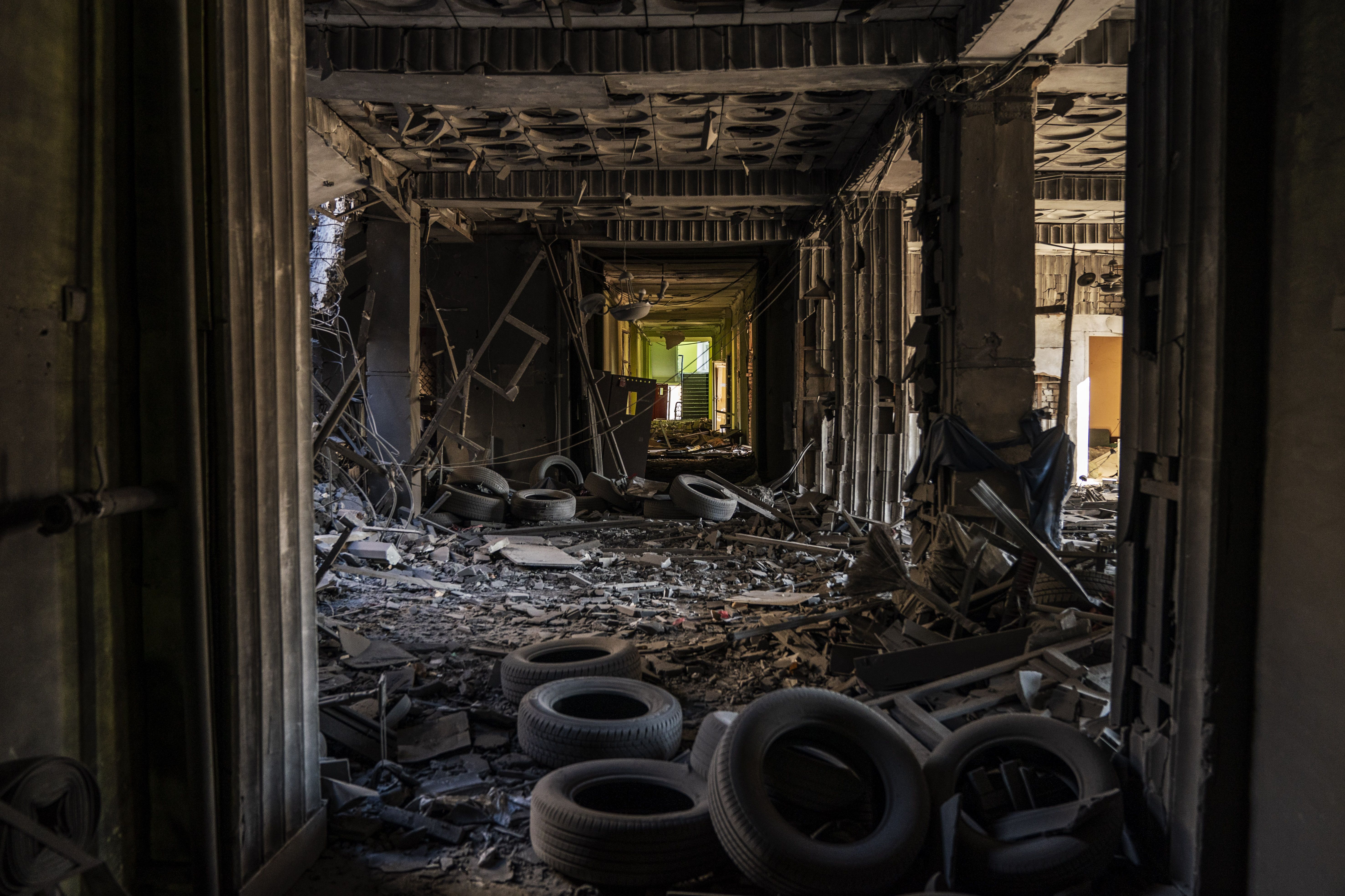 Prédio administrativo do governo danificado pelo bombardeio no centro da cidade depois que o exército russo disparou quatro mísseis balísticos contra diferentes edifícios em Pokrovsk, na Ucrânia, em 28 de fevereiro de 2024