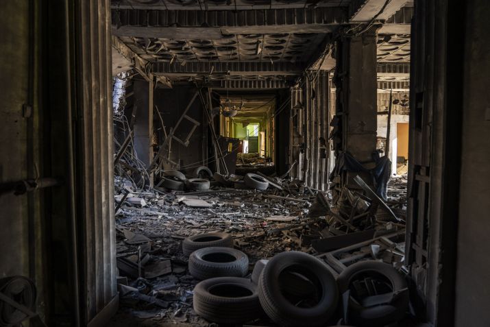 Prédio administrativo do governo danificado pelo bombardeio no centro da cidade depois que o exército russo disparou quatro mísseis balísticos contra diferentes edifícios em Pokrovsk, na Ucrânia, em 28 de fevereiro de 2024 • Jose Colon/Anadolu via Getty Images