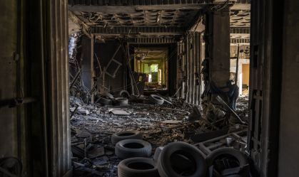 Prédio administrativo do governo danificado pelo bombardeio no centro da cidade depois que o exército russo disparou quatro mísseis balísticos contra diferentes edifícios em Pokrovsk, na Ucrânia, em 28 de fevereiro de 2024