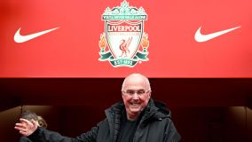 Sven-Goran Eriksson recebeu homenagens do Liverpool, time que sempre quis treinar