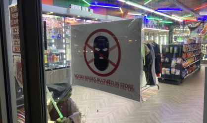 Nova York quer proibir uso de máscaras faciais; entenda