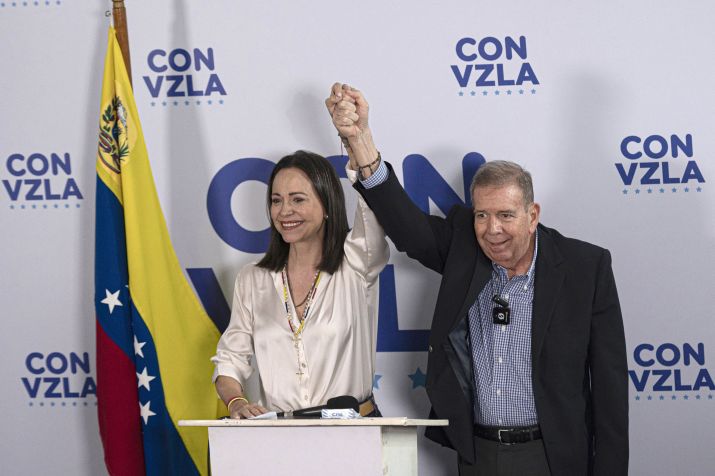 A líder da oposição Maria Corina Machado levanta a mão do candidato da oposição Edmundo González durante uma entrevista coletiva um dia após a eleição presidencial em 29 de julho de 2024 em Caracas, Venezuela / Marcelo Perez del Carpio/Getty Images