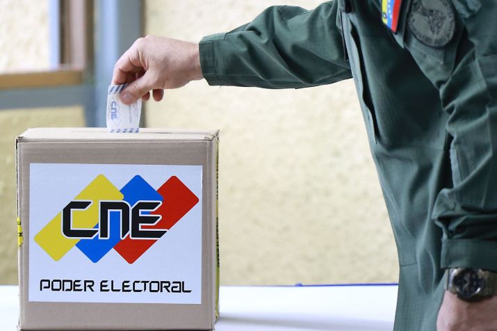 Uma pessoa vota durante as eleições presidenciais na Escola Ecológica Bolivariana Simon Rodriguez em 28 de julho de 2024 em Fort Tiuna, Caracas, Venezuela • Jesus Vargas/Getty Images