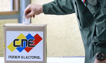 Uma pessoa vota durante as eleições presidenciais na Escola Ecológica Bolivariana Simon Rodriguez em 28 de julho de 2024 em Fort Tiuna, Caracas, Venezuela. Os venezuelanos vão às urnas para a eleição presidencial entre Nicolás Maduro, o atual presidente, e o candidato da oposição Edmundo Gonzalez