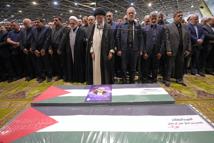 Aiatolá Ali Khamenei conduz funeral do líder do Hamas, Ismail Haniyeh, morto em Teerã em ataque que teria sido realizado por Israel • Office of the Iranian Supreme Leader/Getty Images