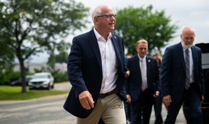 O governador de Minnesota, Tim Walz, chega para falar em uma entrevista coletiva em 1º de agosto de 2024 em Bloomington, Minnesota.