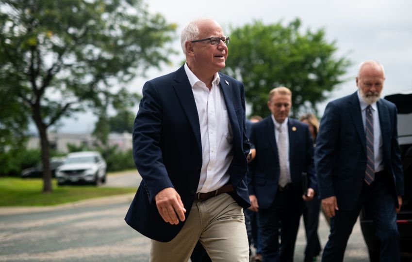 O governador de Minnesota, Tim Walz, chega para falar em uma entrevista coletiva em 1º de agosto de 2024 / Stephen Maturen/Getty Images