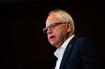 O governador de Minnesota, Tim Walz, fala durante uma entrevista coletiva em 1º de agosto de 2024 em Bloomington, Minnesota.