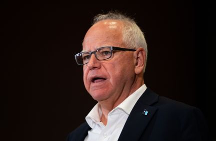 O governador de Minnesota, Tim Walz, fala durante uma entrevista coletiva em 1º de agosto de 2024 em Bloomington, Minnesota.