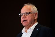 Walz diz que está “feliz” por Trump estar seguro e condena a violência nos EUA