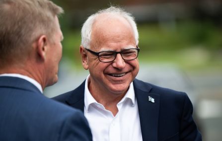 O governador de Minnesota, Tim Walz, chega para falar em uma entrevista coletiva em 1º de agosto de 2024 em Bloomington, Minnesota.