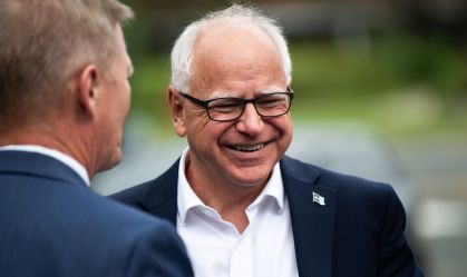 O governador de Minnesota, Tim Walz, chega para falar em uma entrevista coletiva em 1º de agosto de 2024 em Bloomington, Minnesota.