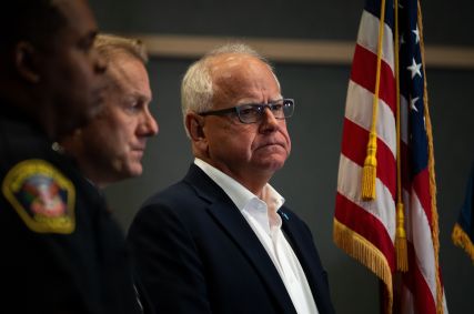 O governador de Minnesota, Tim Walz, durante uma entrevista coletiva em 1º de agosto de 2024 em Bloomington, Minnesota.