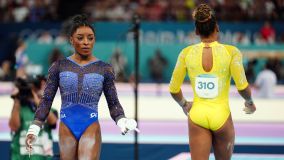 Rebeca Andrade e Simone Biles durante final do individual geral