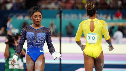 Rebeca Andrade e Simone Biles durante final do individual geral