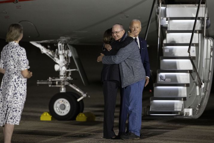O presidente dos EUA, Joe Biden, e a vice-presidente Kamala Harris dão as boas-vindas a Evan Gershkovich, Paul Whelan e Alsu Kurmasheva, no aeroporto do Condado de Prince George, Maryland, Estados Unidos, em 1º de agosto de 2024 / Mostafa Bassim/Anadolu via Getty Images