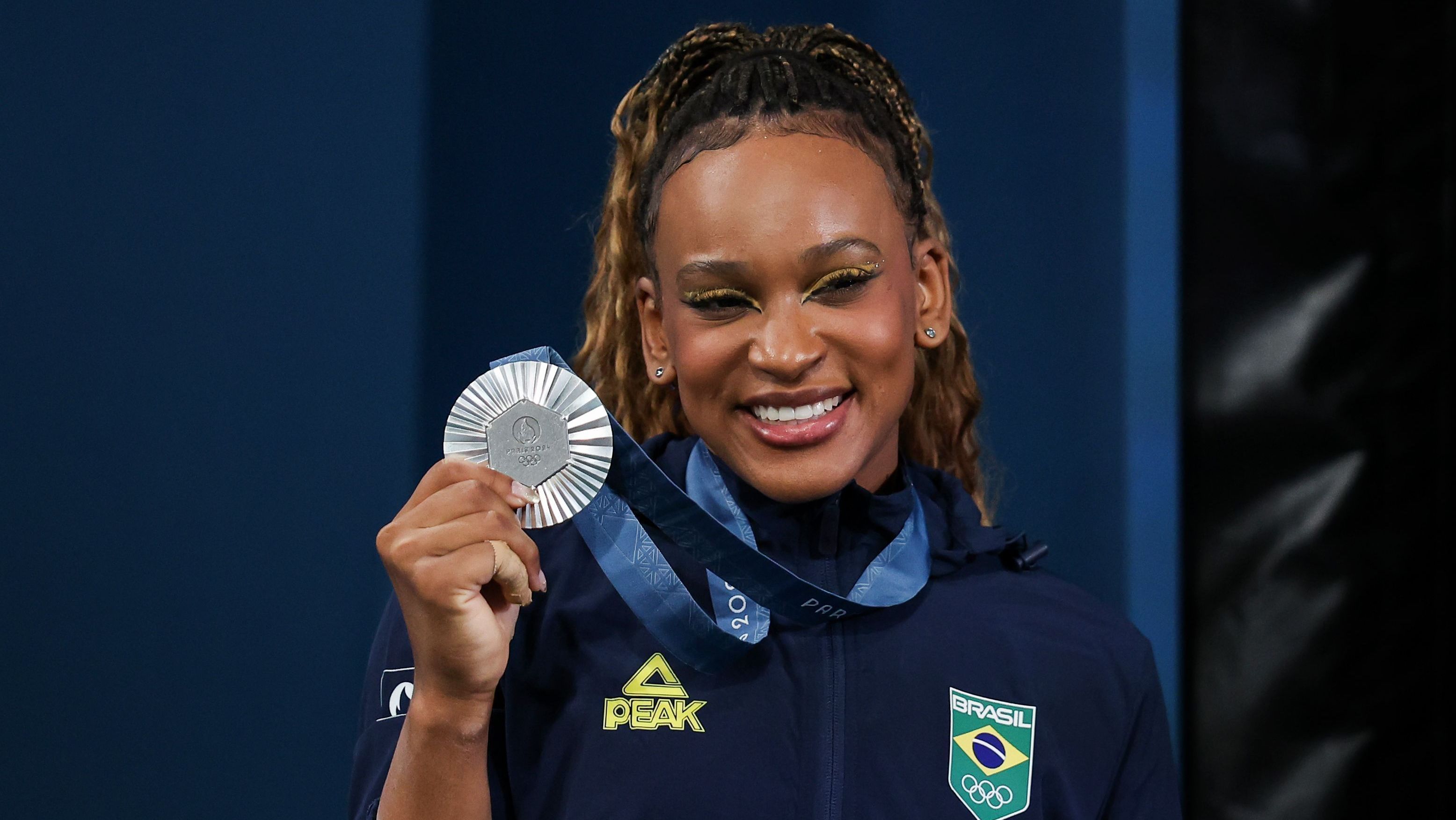 Rebeca Andrade com a medalha de prata do individual geral