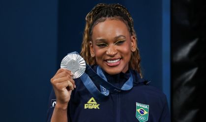 Brasil sobe no ranking de medalhas com pratas de Caio Bonfim e Rebeca Andrade