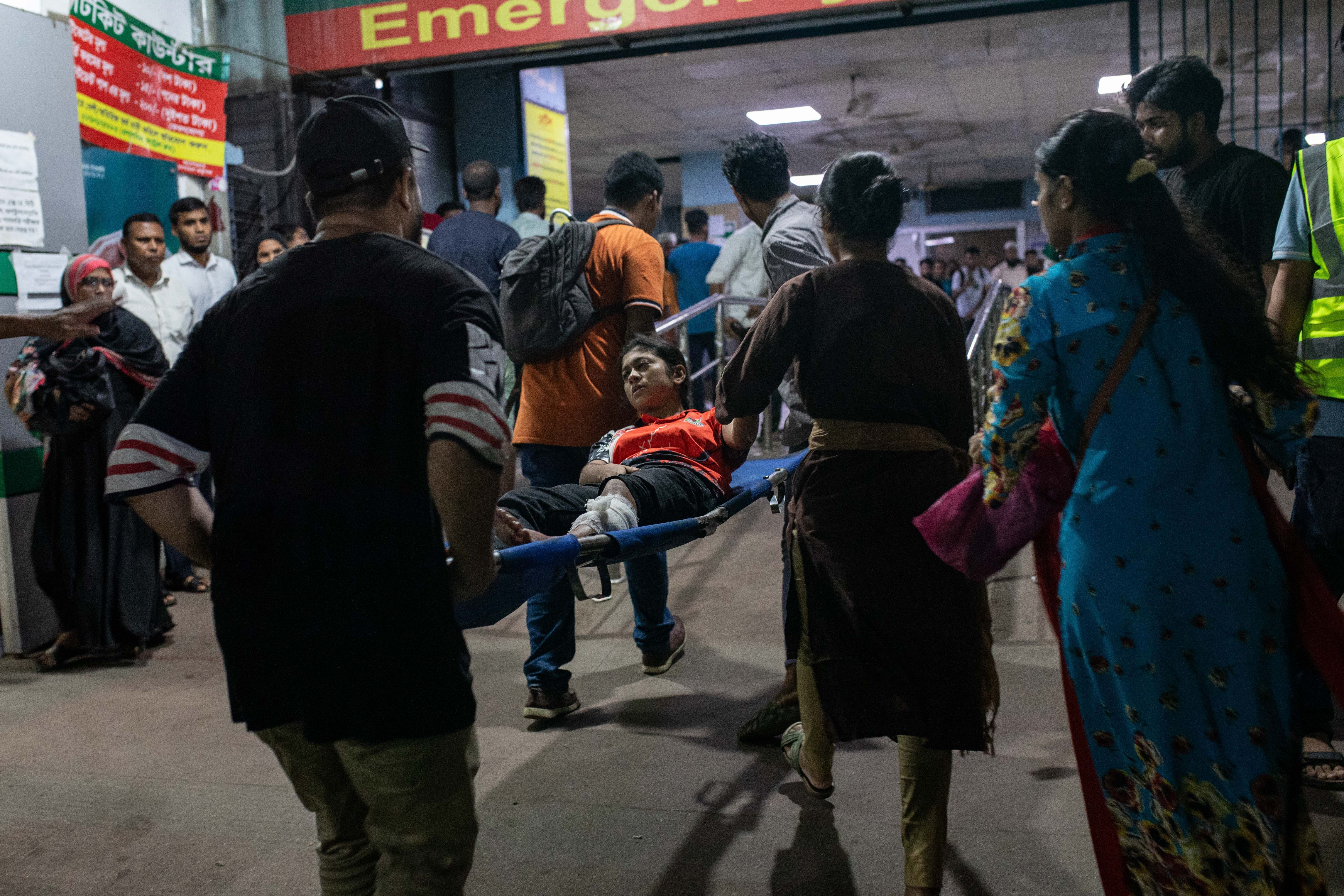 Pessoas carregaram manifestantes feridos para a unidade de emergência da Faculdade de Medicina de Dhaka após um confronto no primeiro dia do Movimento de Um Ponto, criado para manter pressão sobre o primeiro-ministro para que renuncie, em Dhaka, Bangladesh, em 4 de agosto de 2024
