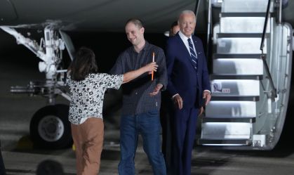 Americanos libertos retornam aos EUA após troca histórica de prisioneiros com Rússia