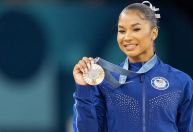 Ginasta americana sobre perder bronze no solo: