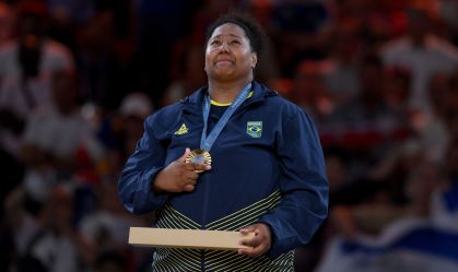 Campeã olímpica, Beatriz Souza se emociona e revela desejo após ouro em Paris
