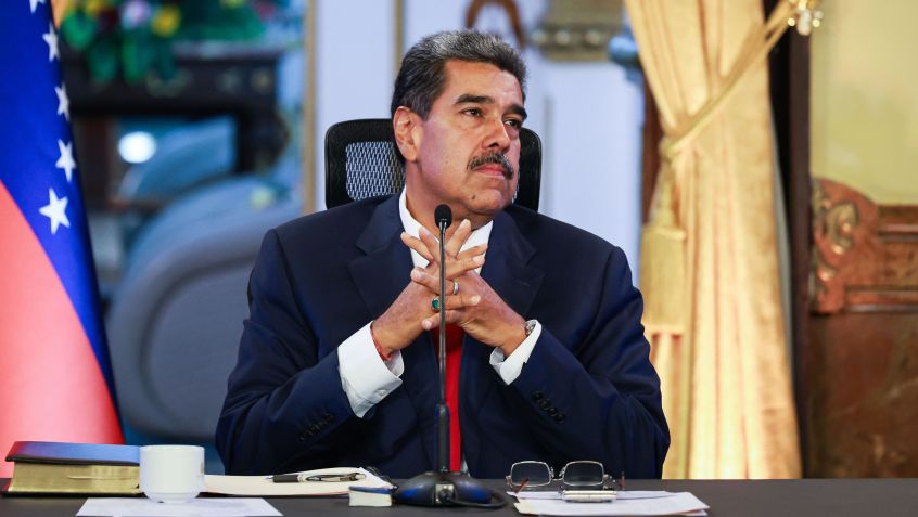 O presidente Nicolás Maduro observa durante uma entrevista coletiva após testemunhar perante a câmara eleitoral na sede principal do Tribunal Supremo de Justiça (TSJ) em 2 de agosto de 2024 no palácio presidencial de Miraflores em Caracas, na Venezuela • Reprodução CNN Brasil
