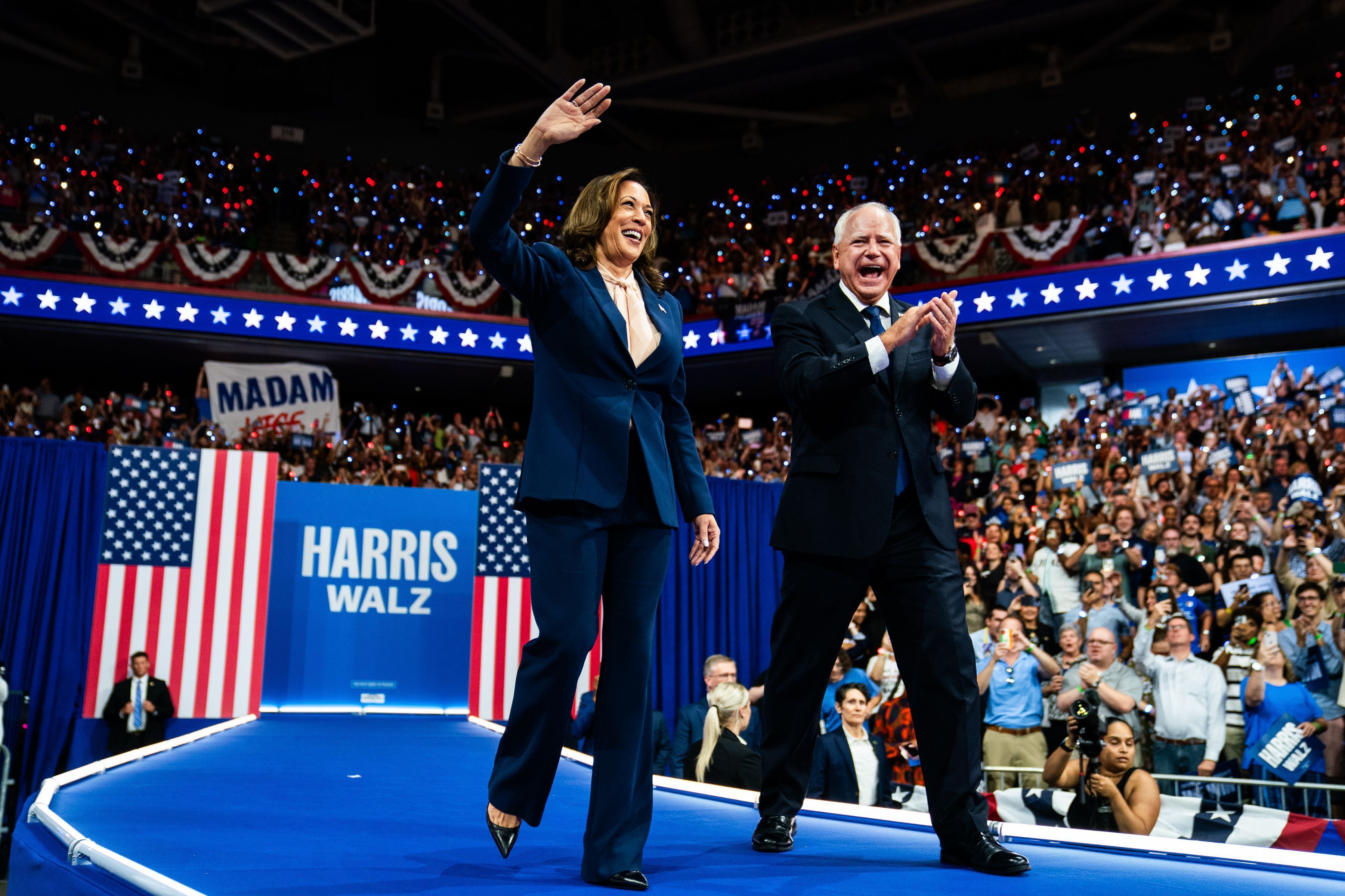 A vice-presidente Kamala Harris e o candidato democrata à vice-presidência, governador de Minnesota, Tim Walz, durante um evento de campanha no Liacouras Center da Temple University, na Filadélfia, PA, na terça-feira, 6 de agosto de 2024