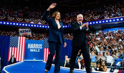 A vice-presidente Kamala Harris e o candidato democrata à vice-presidência, governador de Minnesota, Tim Walz, durante um evento de campanha no Liacouras Center da Temple University, na Filadélfia, PA, na terça-feira, 6 de agosto de 2024