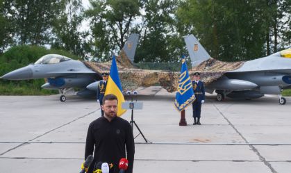 "Novo capítulo" na guerra contra Rússia: Zelensky confirma chegada de caças F-16 na Ucrânia