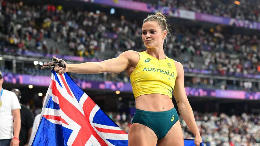Nina Kennedy imita atirador turco após conquistar o ouro no alto com vara / Mehmet Murat Onel/Anadolu via Getty Images